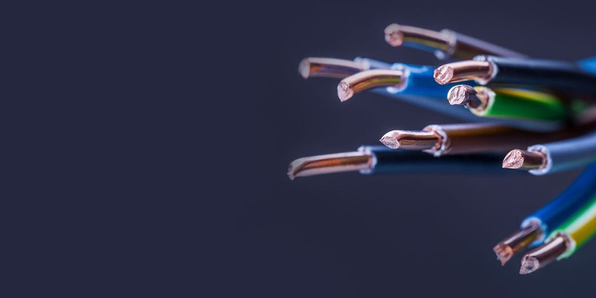 Mehrere bunte Kabel auf einem dunklen Hintergrund